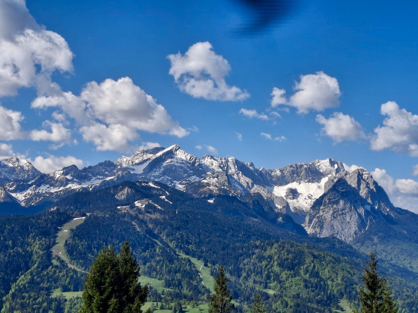Charmante Dachgeschosswohnung in Garmisch-Partenkirchen – Ruhiges Wohnen mit traumhaftem Bergblick