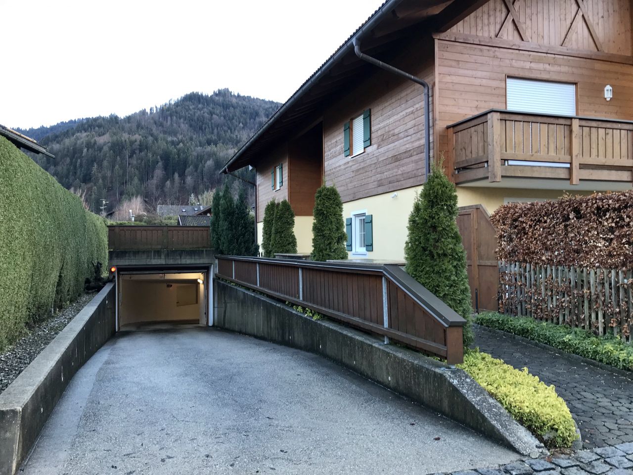Einfahrt in die großzügige Tiefgarage Einfahrt in die großzügige Tiefgarage