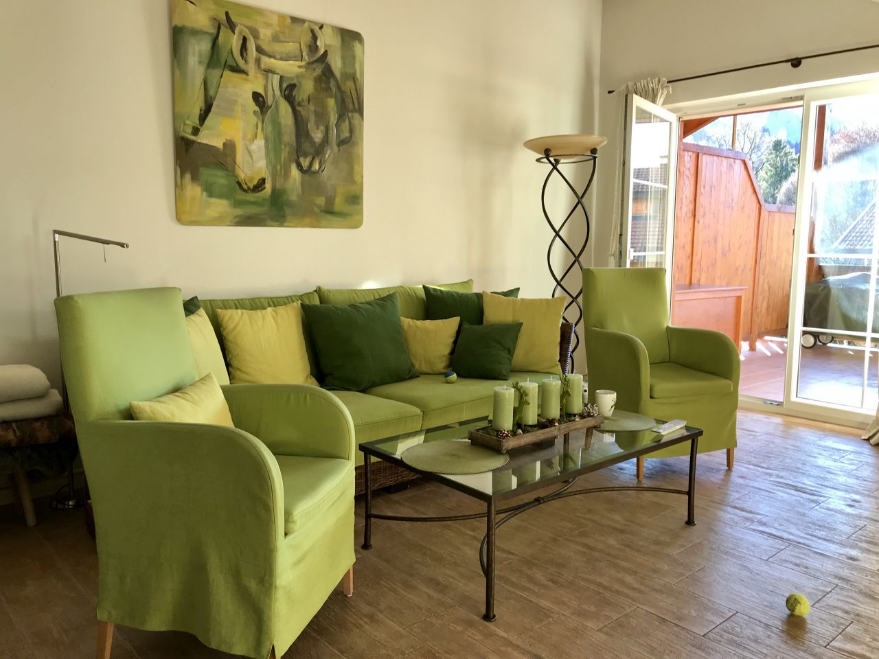 Gemütlicher Wohnbereich mit Zugang zur Loggia Gemütlicher Wohnbereich mit Zugang zur Loggia