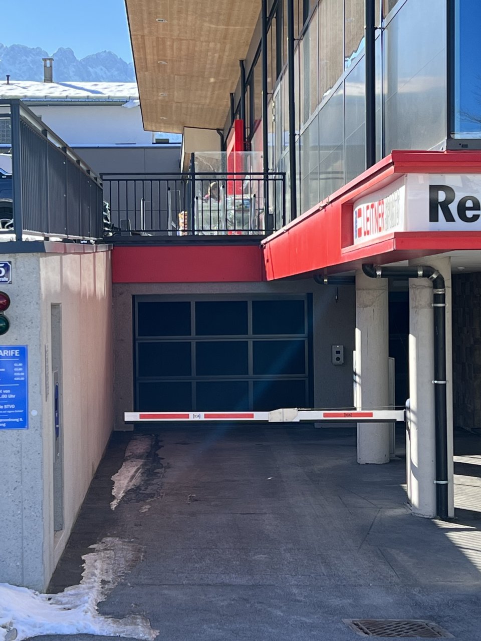 Einfahrt zur Tiefgarage Einfahrt zur Tiefgarage